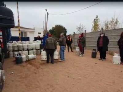 Denuncian que despenseros cambian los bonos de gas y luego revenden las garrafas