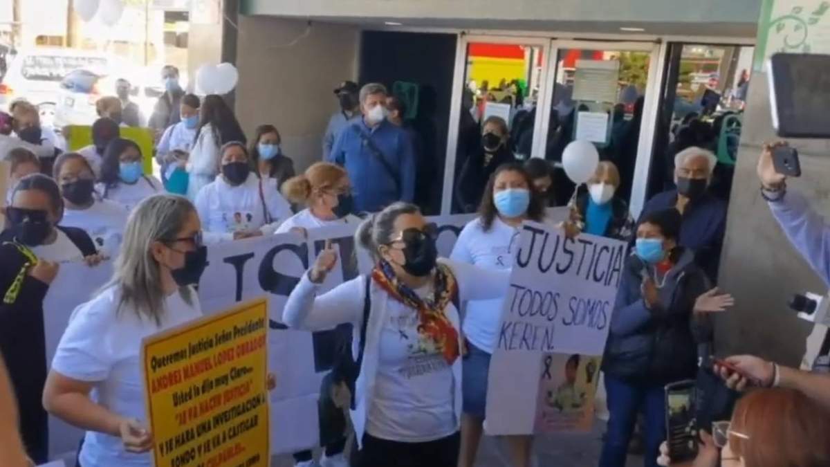 Unas 20 personas se manifestaron frente al IMSS de Mexicali para exigir justicia
