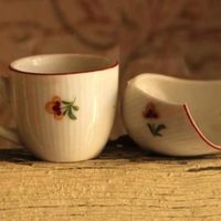 No tirés las tazas rotas: poné en práctica tu creatividad con esta idea, totalmente glamurosa y económica