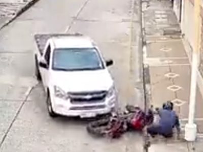 “Justiciero” atropella tres veces a un motociclista que asaltó a una mujer (Video)