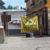 Trabajadores de “Obras y Servicios” de Zapala reclamaron a las puertas de Vialidad Provincial