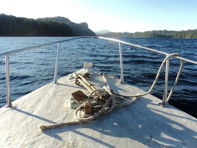 Caravana de barcos en el Nahuel Huapi en homenaje a la primera embarcación