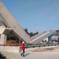 Caen trabes en construcción del Tren Interurbano México-Toluca