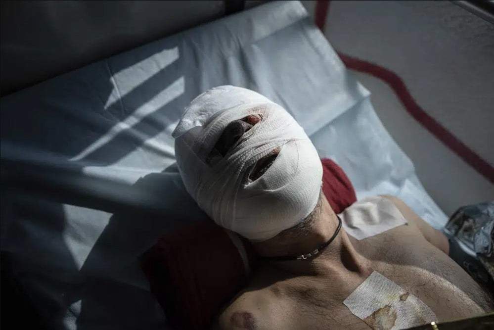 Soldado ucraniano herido es atendido en un autobús gestionado por voluntarios de la organización paramédica Hospitallers en Donetsk
