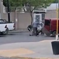 Imputaron a uno de los tres que golpearon y quisieron secuestrar al limpiavidrios