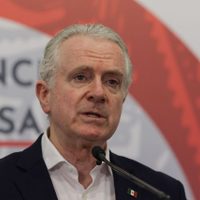 Creel denuncia “discriminación inversa” de AMLO: “He sido objeto de ataques al color de mi piel”
