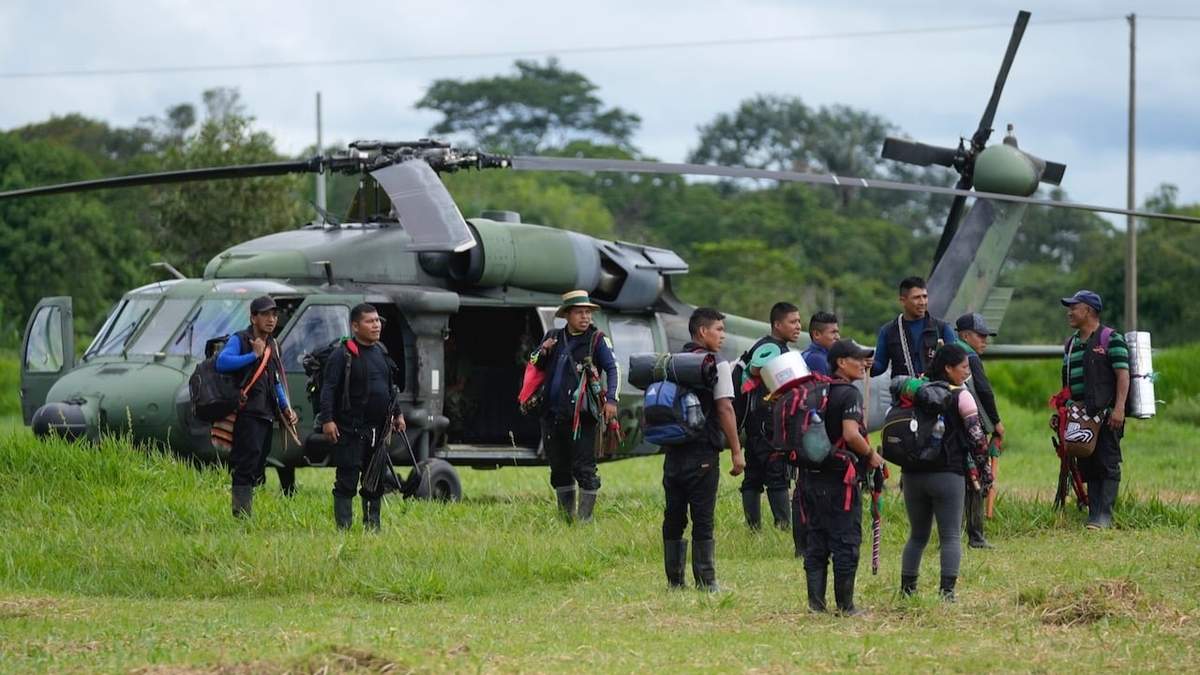 Indígenas esperan para abordar un helicóptero en una base militar en Calamar, para ayudar en la búsqueda de cuatro niños desaparecidos después de un accidente aéreo
