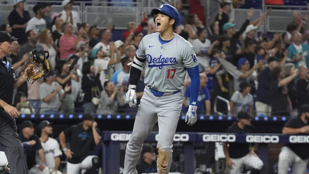 El japonés Shohei Ohtani, de los Dodgers de Los Ángeles, festeja luego de conectar su jonrón 50