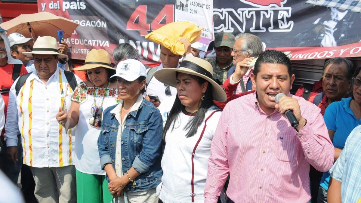 Integrantes de la CNTE después de la reunión con AMLO
