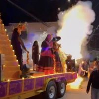 Explota carro alegórico con pirotecnia durante caravana del Día de Muertos en Mazatepec (Video)