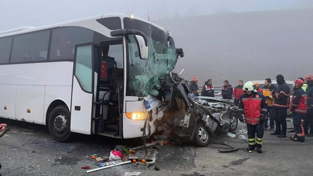 El incidente ocurrió en medio de una densa neblina y baja visibilidad en la autopista del norte de Mármara, en la provincia de Sakarya, Turquía