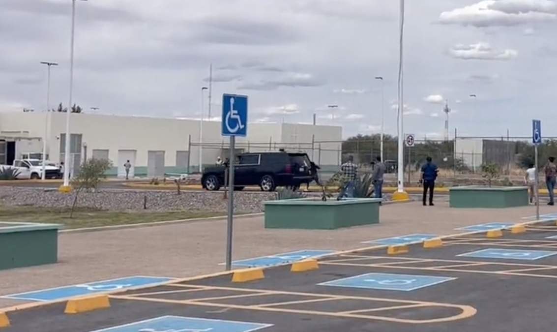El momento en el que una joven persigue la camioneta en la que viajaba el mandatario