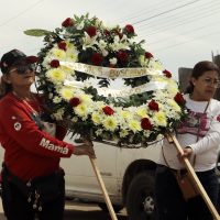Colectivos despiden a hijo de Cecilia Flores, quien seguirá en la búsqueda de su otro hijo