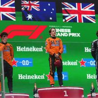 Piastri gana el GP de China por delante de Norris; ambos Ferraris descalificados
