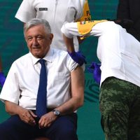 AMLO recibe vacuna de AstraZeneca en la mañanera