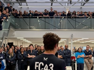 Franco Colapinto visitó la fábrica de Alpine para hablar con todos los ingenieros y mecánicos