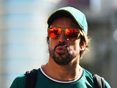 Magic no deja de sorprender: los riesgos que tomó Fernando Alonso para puntuar en Bakú