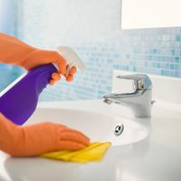El truco de las abuelas para desinfectar el baño de tu casa en tiempo récord y con solo 1 producto
