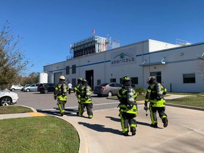 Bomberos rescatan a niño atrapado entre dos rocas por nueve horas
