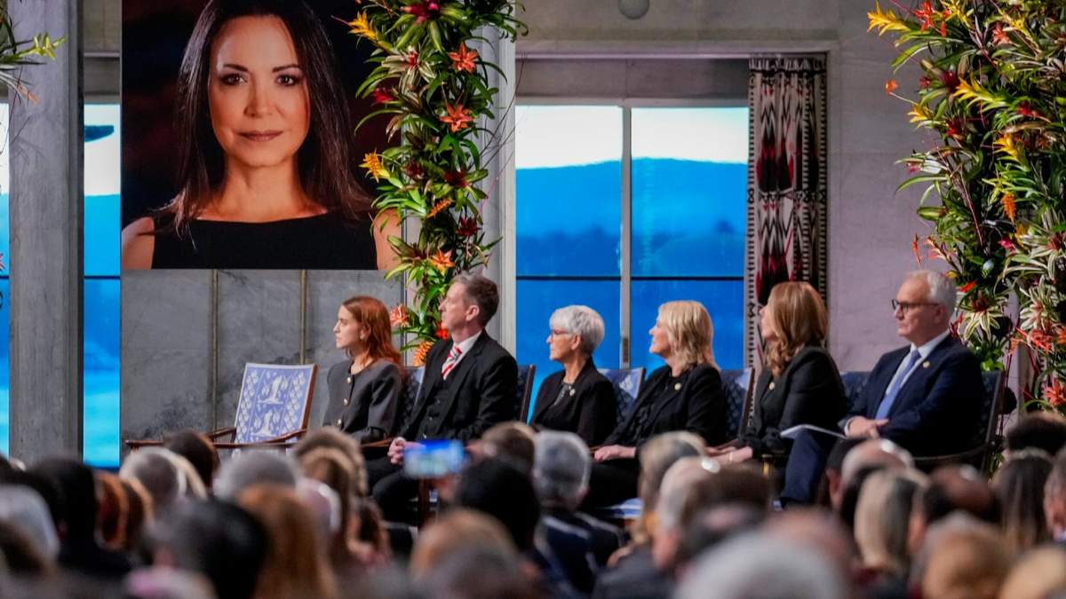 Un retrato de la opositora venezolana María Corina Machado en la ceremonia para el Premio Nobel de la Paz en Oslo, Noruega