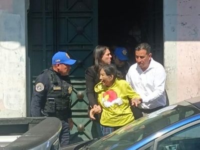 Rescatan a mujer mayor brutalmente golpeada por la novia de su hija