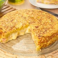 Tortilla de papas rellena: elevá el nivel de tu cena con esta receta fácil de hacer de un clásico que todos aman