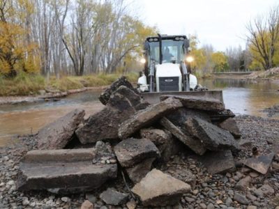 Por la bajante del río, comenzó un importante operativo de limpieza de los cauces