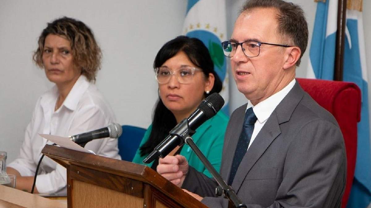 Luis Bertolini en el discurso de apertura de sesiones ordinarias del Concejo Deliberante de Plottier. Fuente: (Prensa Municipalidad de Plottier)