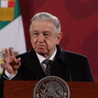 AMLO propone aumento de 15% al salario mínimo; celebra reforma al sistema pensionario