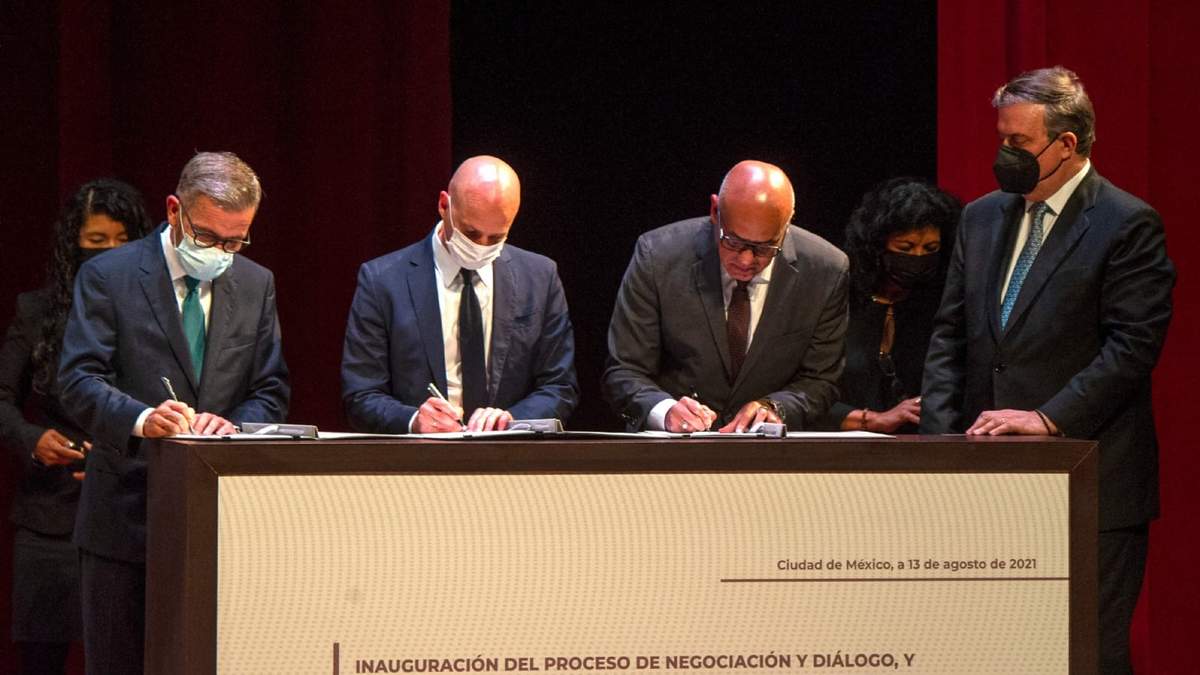 La firma de acuerdos entre el Gobierno y la oposición de Venezuela. Fuente: (Twitter)