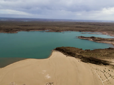 Cómo llegar a Pueblo Blanco, el paraíso de arenas blancas a solo una hora de Neuquén
