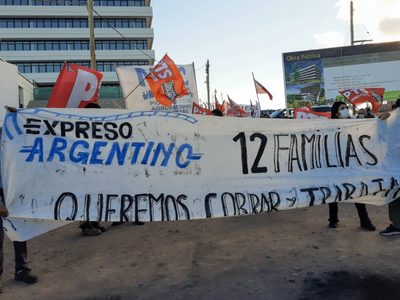 Manifestación: un grupo de trabajadores reclama por sus salarios en el centro neuquino