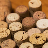 No tires los corchos de vino: comenzá a guardar muchos para crear esta mesa tan fabulosa y envidiable