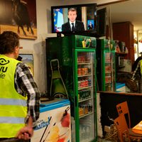 Macron aumenta el salario mínimo en 100 euros; busca calmar a 'chalecos amarillos”