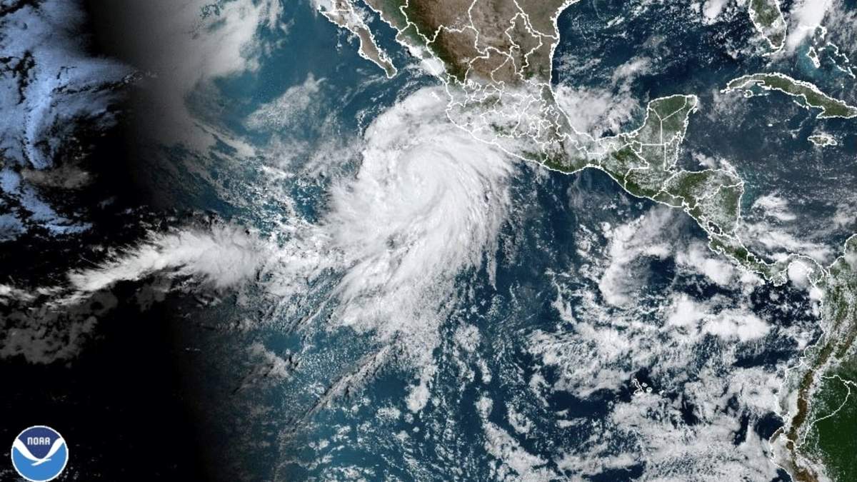 Imagen satelital tomada a las 10:50 de la mañana de este jueves que muestra al huracán "Hilary"