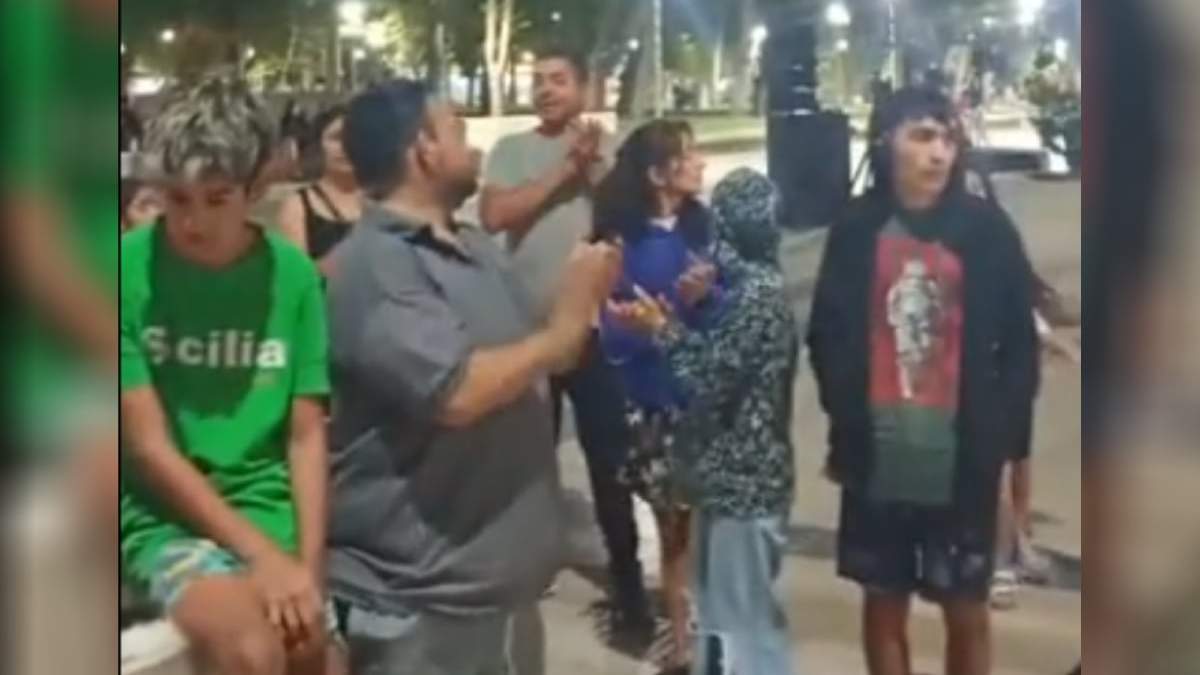 Protesta en la plaza de Plottier por los cortes de luz. Fuente: (Redes Sociales)