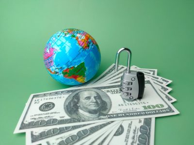 Dólar a 301 pesos y la advertencia de Bloomberg ante un posible “golpe” a la economía