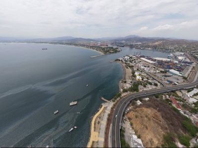 Pescadores denuncian derrame de hidrocarburos en el puerto de Manzanillo (Videos)