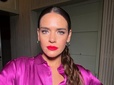 Mica Vázquez tiene la clave para cortar con la uniformidad de un look monocromático sin perder la elegancia