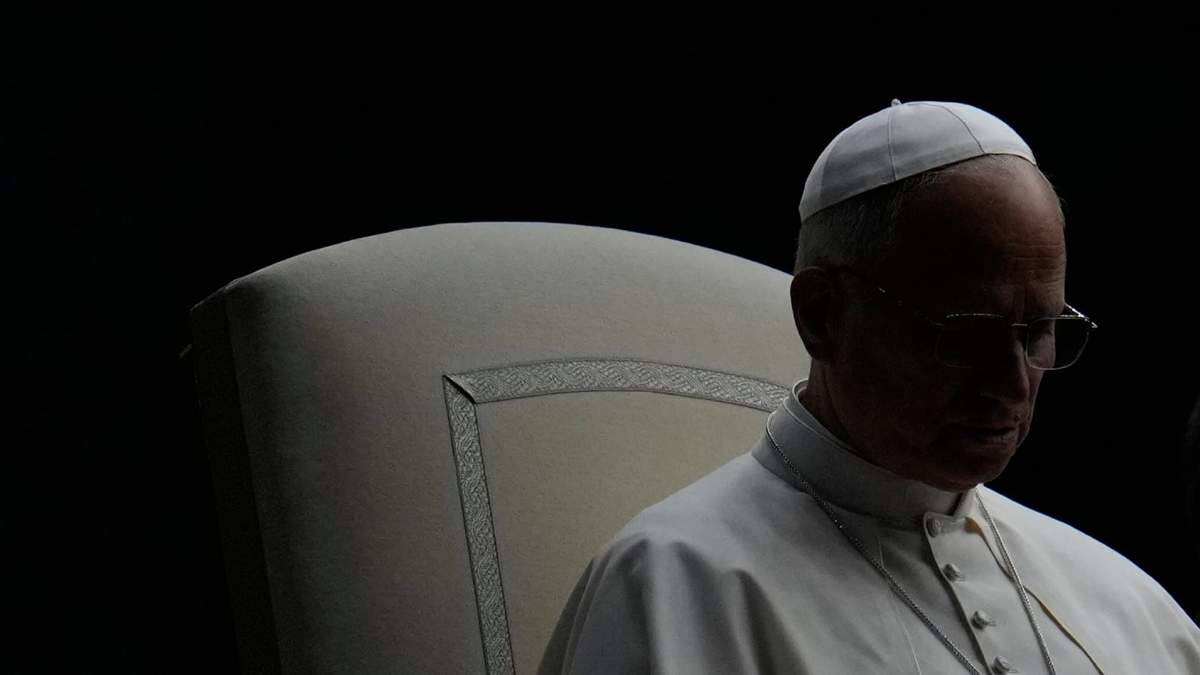 El Papa León XIV preside una vigilia del Rosario por la paz en la plaza de San Pedro, en el 63er aniversario del Concilio Vaticano II, en el Vaticano