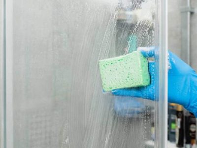 El trucazo exprés e infalible para dejar los vidrios de tu ducha relucientes y sin una mancha