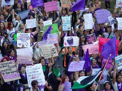 Marchan en BC por el 8M y denuncian falta de justicia por parte de la FGE
