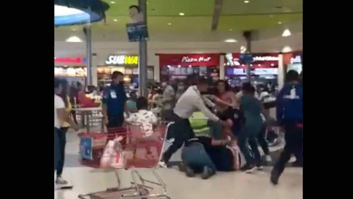 La riña en el centro comercial