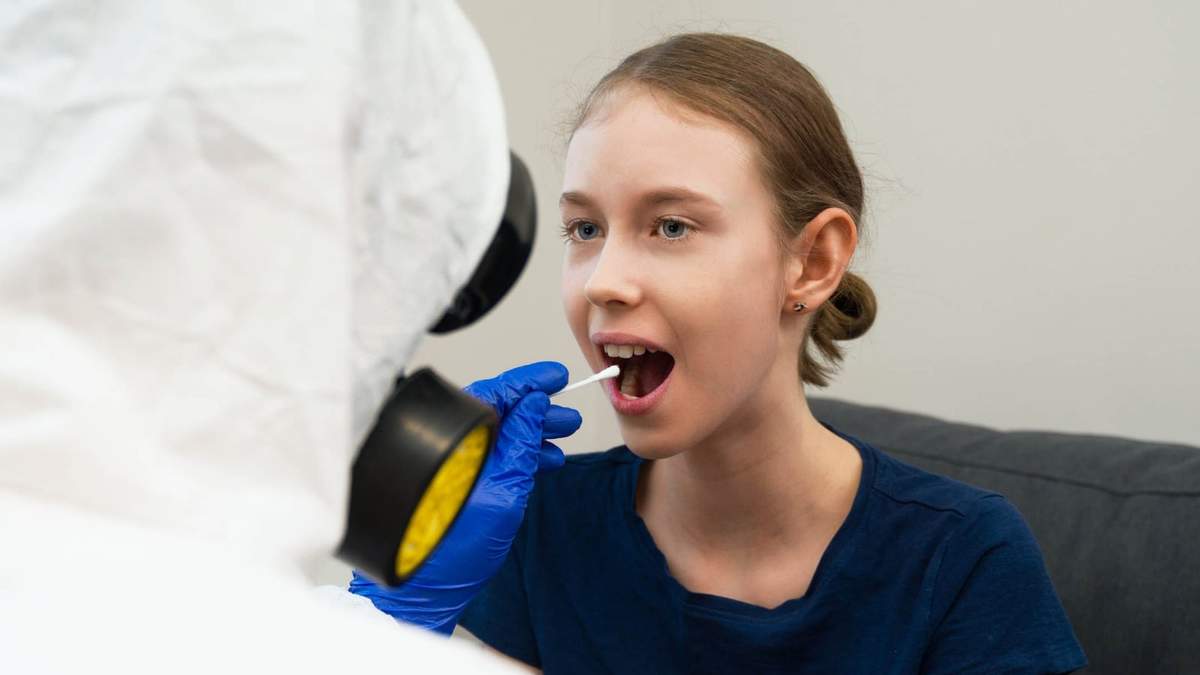 Test de coronavirus en una adolescente. Fuente: (Twitter)