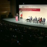 En Coahuila y ante gritos de "fuera el PRI", AMLO llama a la reconciliación y a la urbanidad política