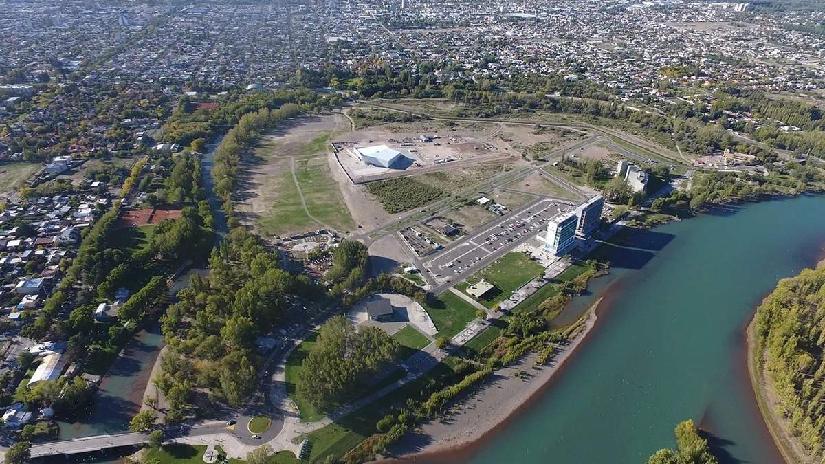 Los jóvenes se autoconvocaron a la Isla 132, por una red social, para celebrar la finalización de las clases. Fuente: (Facebook)
