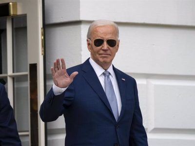 Biden reitera que no se va "a ninguna parte" mientras destacados mecenas le retiran su respaldo