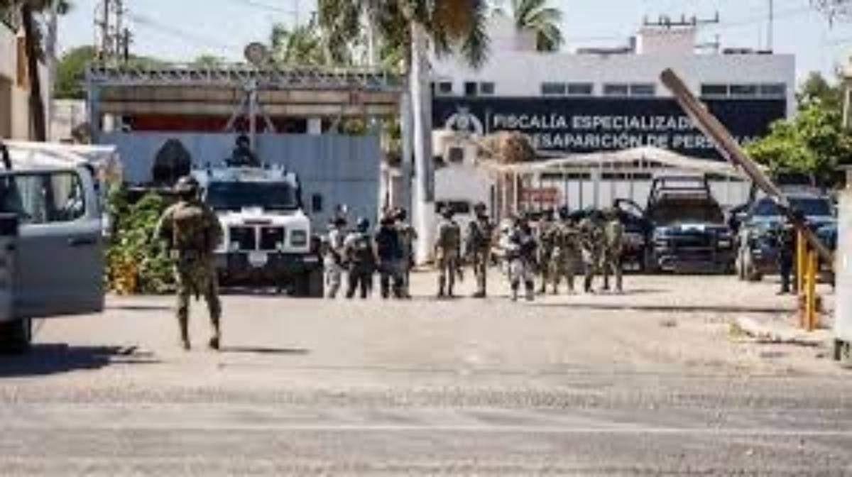 Elementos de seguridad en la Fiscalia Especializada en Desaparición Forzada de Personas del Estado de Sinaloa
