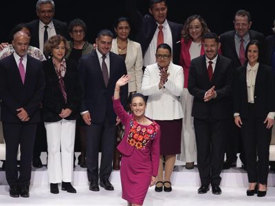 Entre frases de AMLO, Sheinbaum reivindica en su informe los principios de la 4T