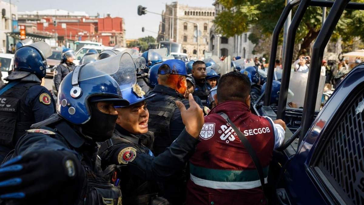 Enfrentamiento entre policías y ambulantes